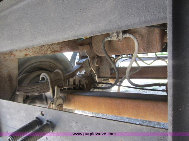 image for item D2039 2001 Fontaine 48' flatbed trailer