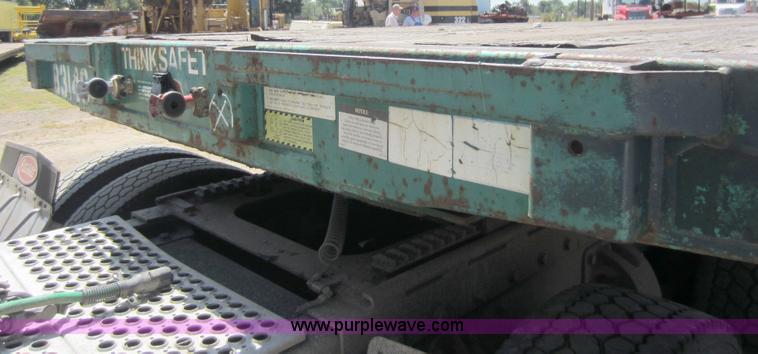 image for item D2039 2001 Fontaine 48' flatbed trailer