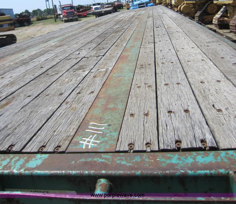image for item D2039 2001 Fontaine 48' flatbed trailer
