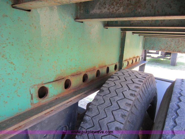 image for item D2039 2001 Fontaine 48' flatbed trailer