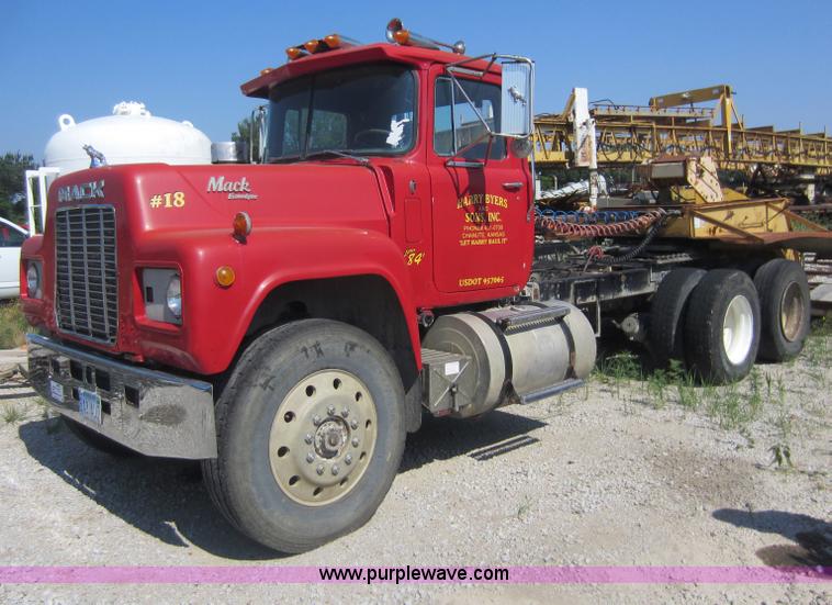 image for item D4162 1984 Mack Econodyne R688ST semi truck