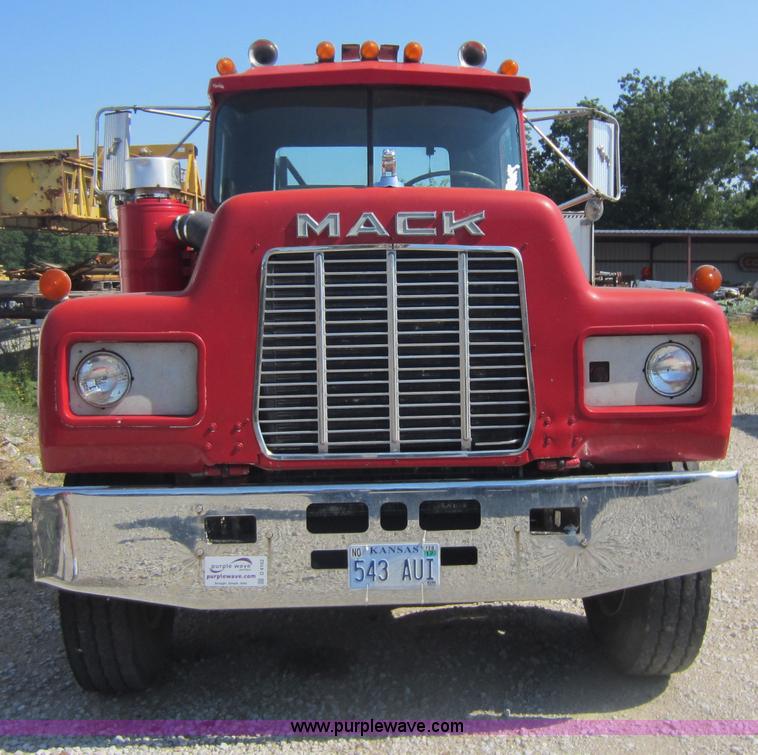 image for item D4162 1984 Mack Econodyne R688ST semi truck