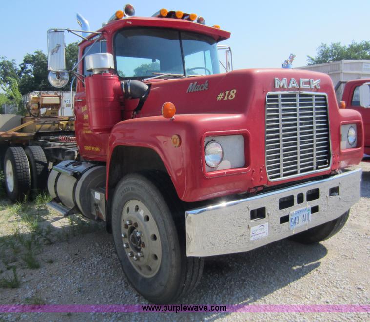 image for item D4162 1984 Mack Econodyne R688ST semi truck