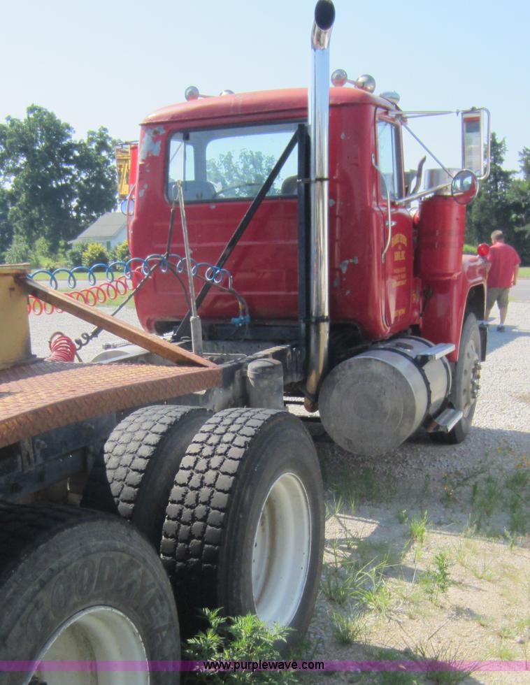 image for item D4162 1984 Mack Econodyne R688ST semi truck