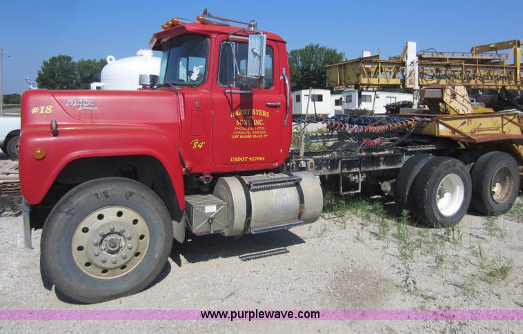 image for item D4162 1984 Mack Econodyne R688ST semi truck