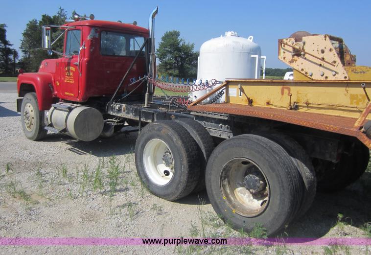 image for item D4162 1984 Mack Econodyne R688ST semi truck