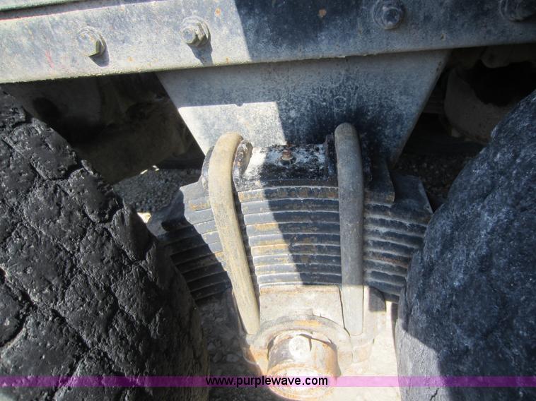 image for item D4162 1984 Mack Econodyne R688ST semi truck