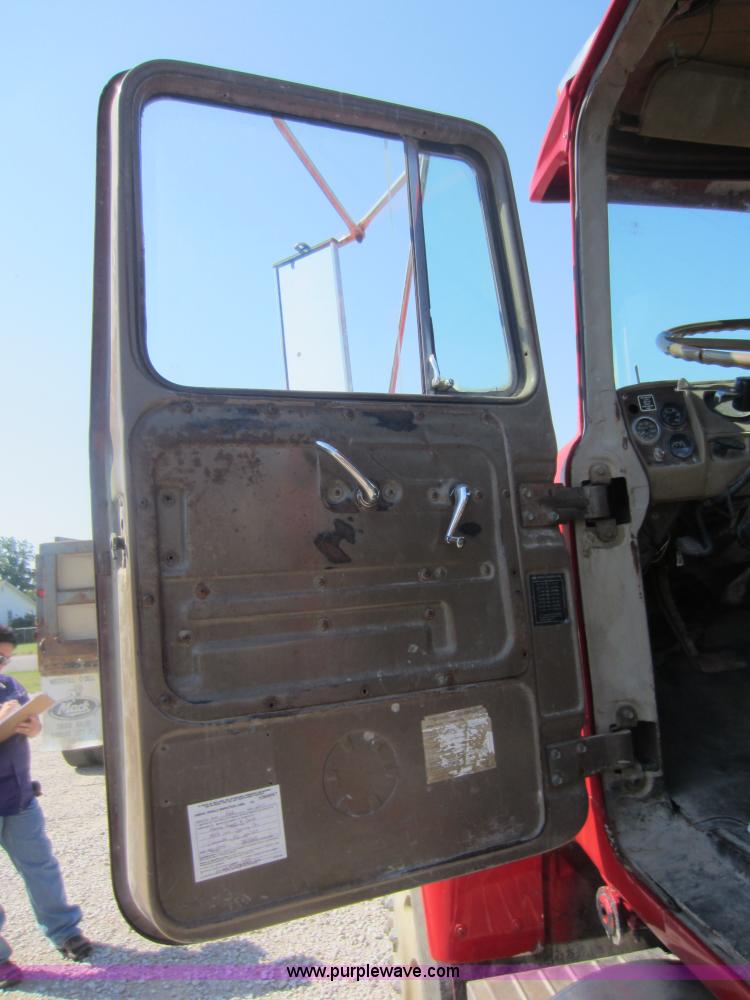 image for item D4162 1984 Mack Econodyne R688ST semi truck