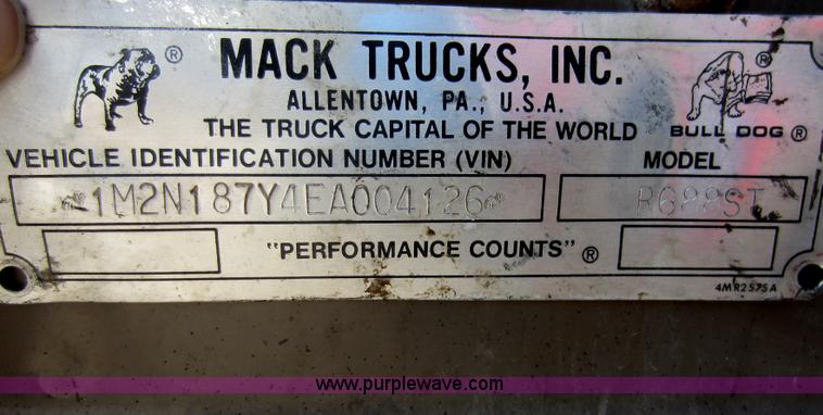 image for item D4162 1984 Mack Econodyne R688ST semi truck