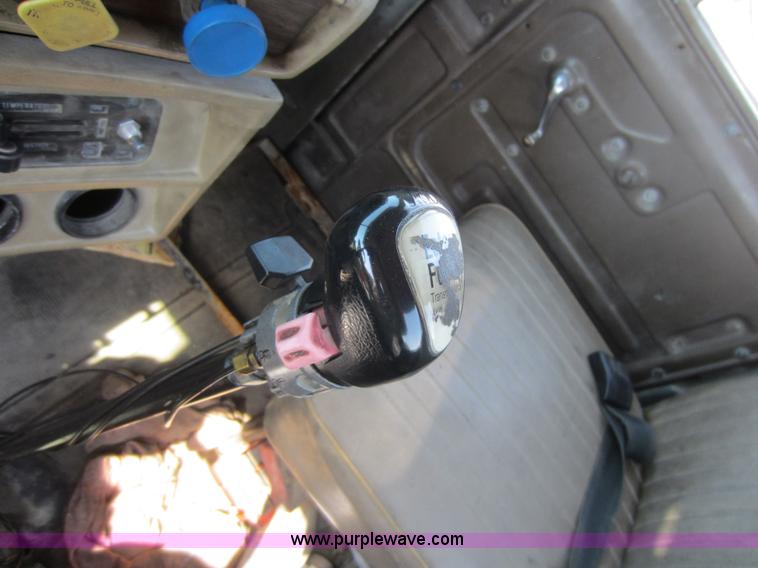 image for item D4162 1984 Mack Econodyne R688ST semi truck