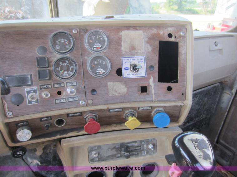 image for item D4162 1984 Mack Econodyne R688ST semi truck