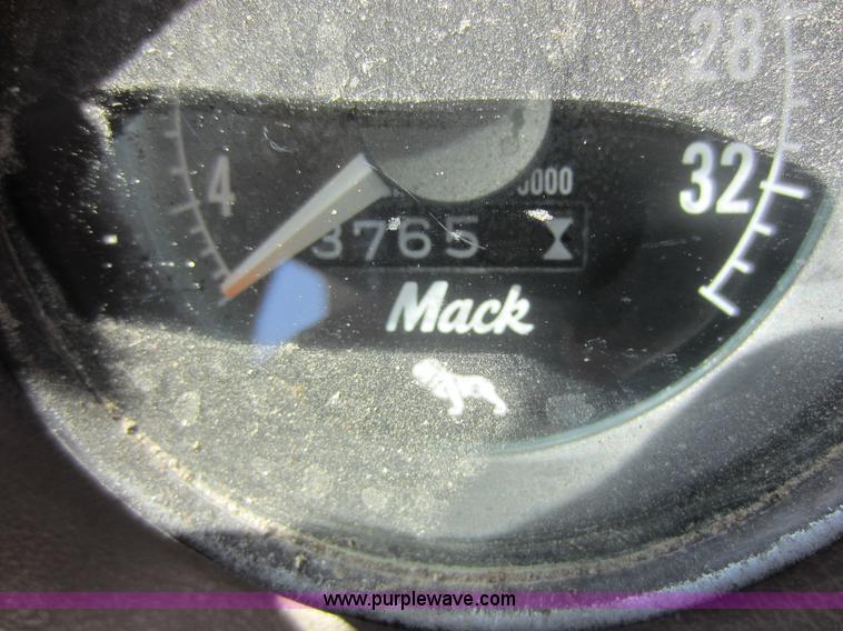 image for item D4162 1984 Mack Econodyne R688ST semi truck