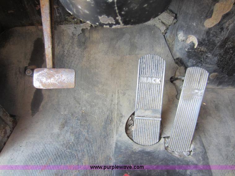 image for item D4162 1984 Mack Econodyne R688ST semi truck