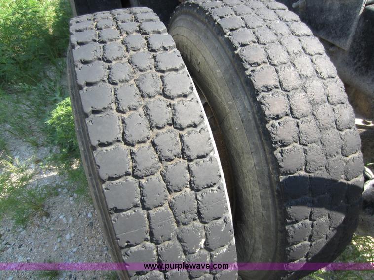 image for item D4162 1984 Mack Econodyne R688ST semi truck