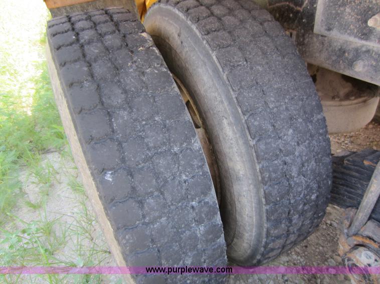 image for item D4162 1984 Mack Econodyne R688ST semi truck