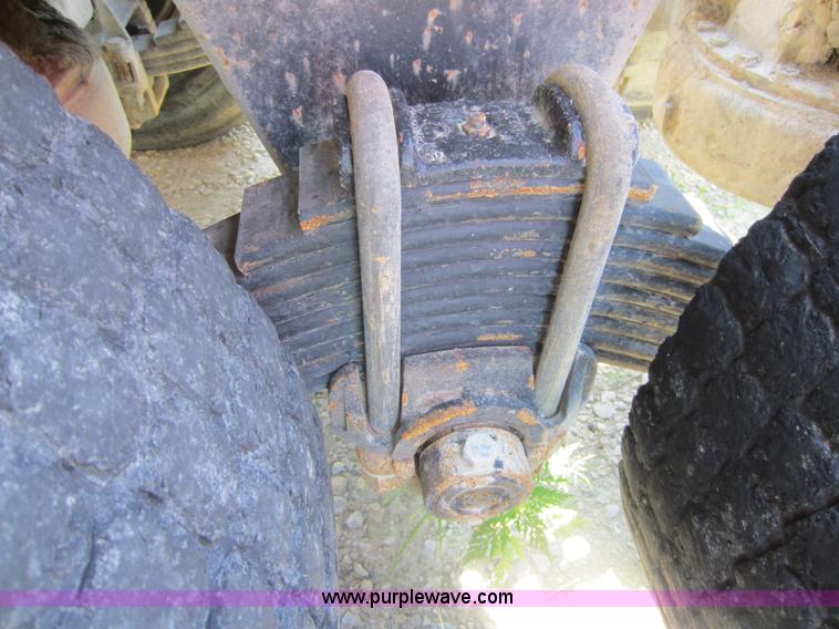 image for item D4162 1984 Mack Econodyne R688ST semi truck