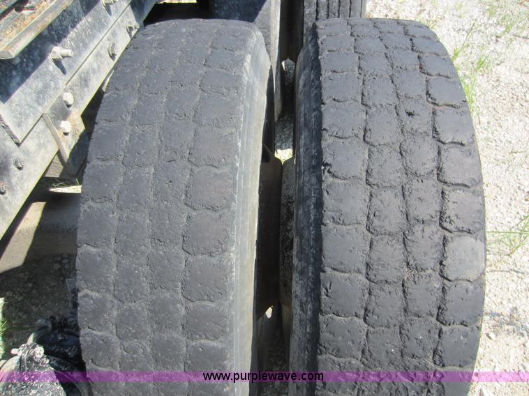 image for item D4162 1984 Mack Econodyne R688ST semi truck