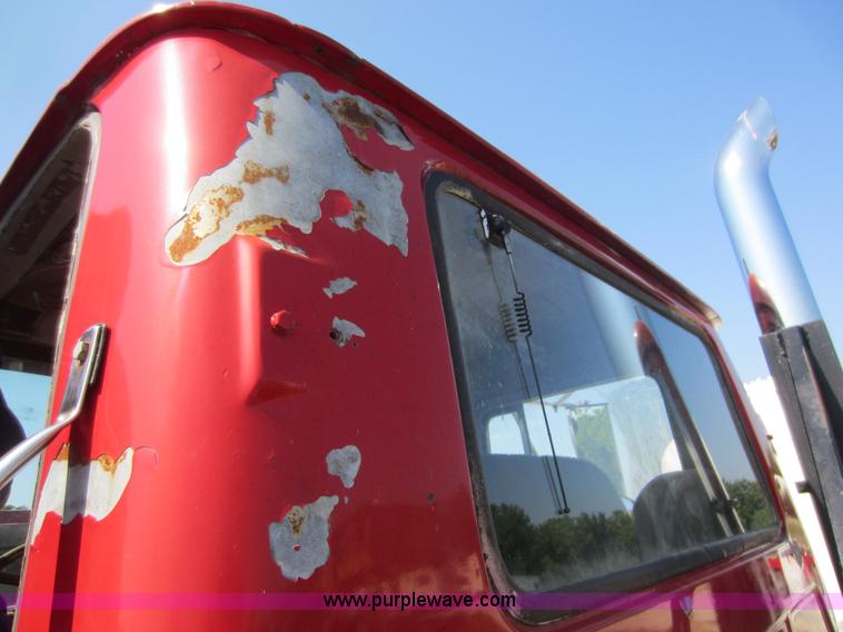 image for item D4162 1984 Mack Econodyne R688ST semi truck