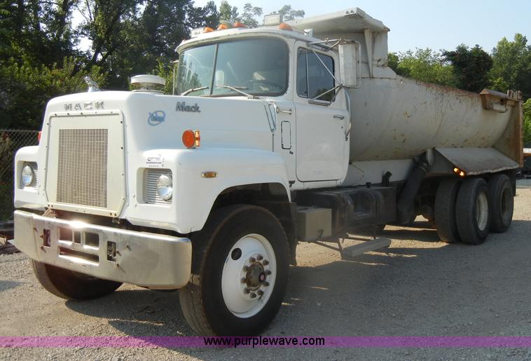 image for item D4351 1986 Mack RS686LS barrel dump truck
