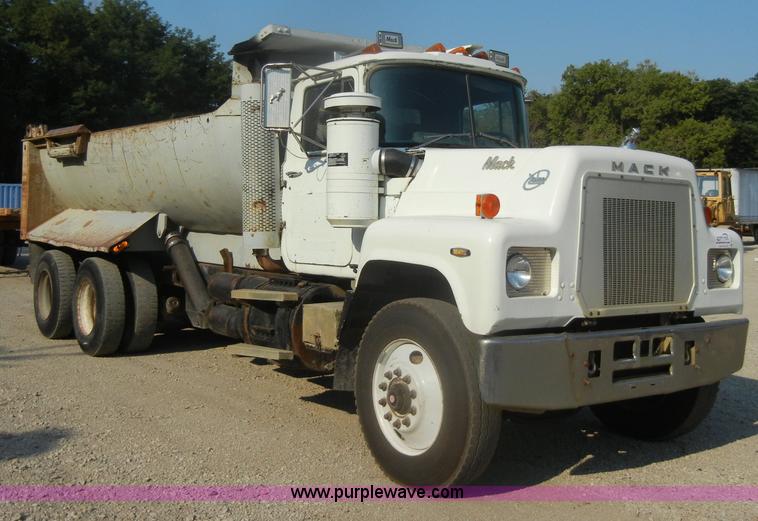 image for item D4351 1986 Mack RS686LS barrel dump truck