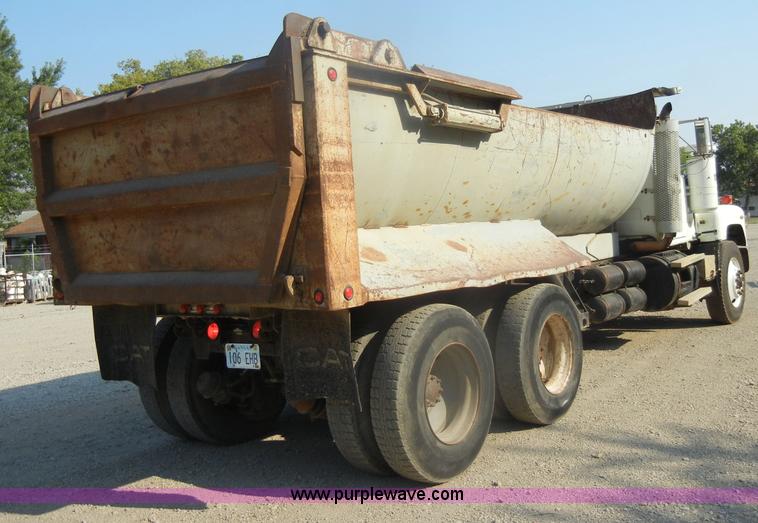 image for item D4351 1986 Mack RS686LS barrel dump truck