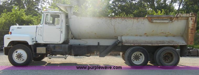 image for item D4351 1986 Mack RS686LS barrel dump truck