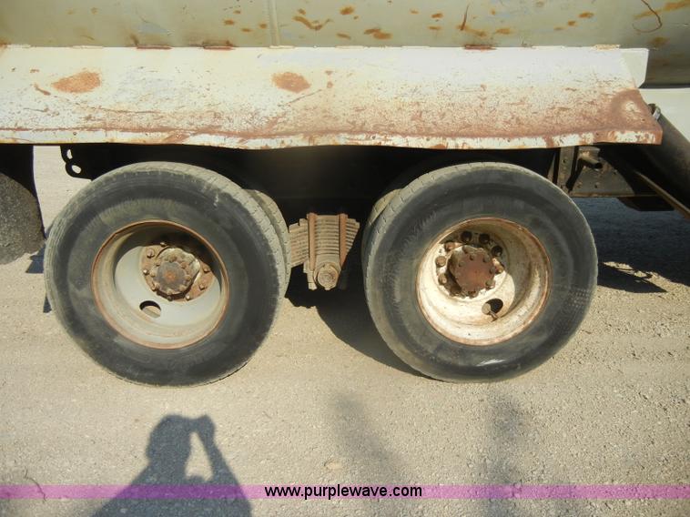 image for item D4351 1986 Mack RS686LS barrel dump truck