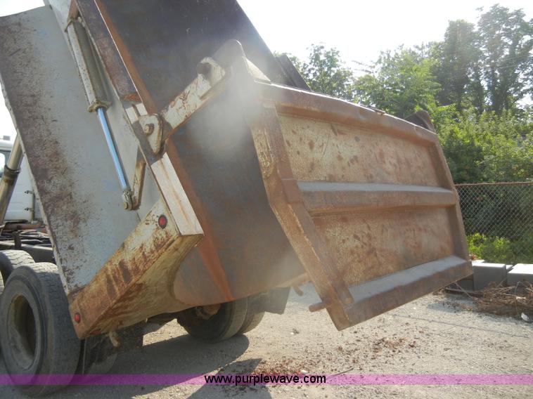 image for item D4351 1986 Mack RS686LS barrel dump truck