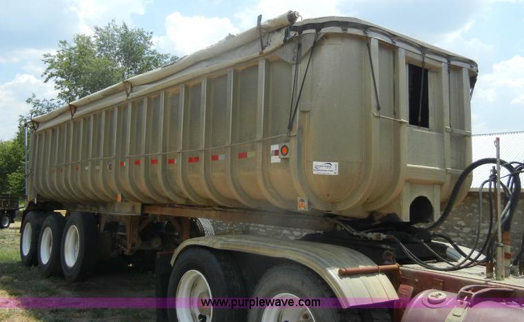 image for item D4353 1974 Hobb/Fruehauf end dump trailer