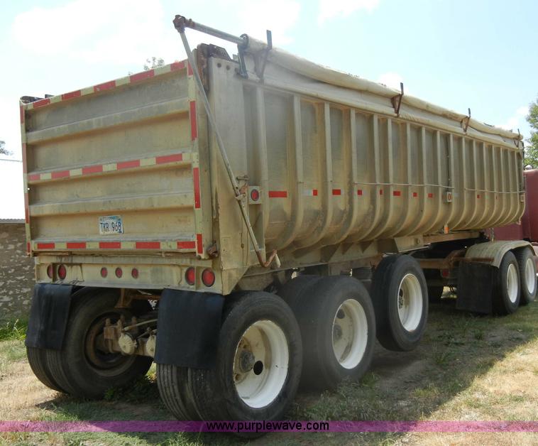 image for item D4353 1974 Hobb/Fruehauf end dump trailer