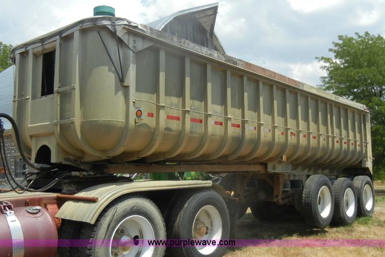 image for item D4353 1974 Hobb/Fruehauf end dump trailer