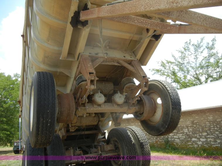 image for item D4353 1974 Hobb/Fruehauf end dump trailer