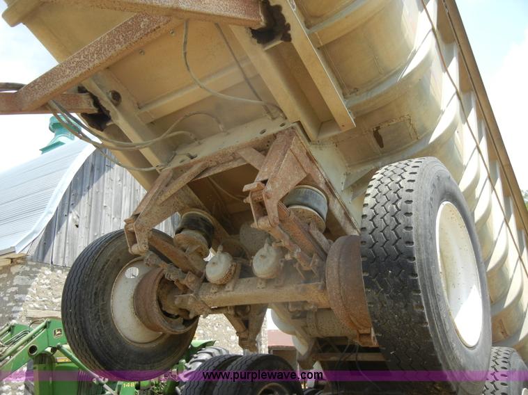 image for item D4353 1974 Hobb/Fruehauf end dump trailer