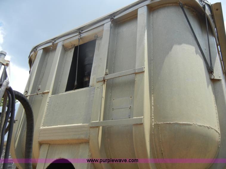 image for item D4353 1974 Hobb/Fruehauf end dump trailer