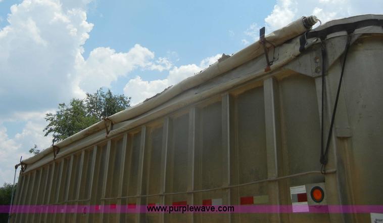 image for item D4353 1974 Hobb/Fruehauf end dump trailer