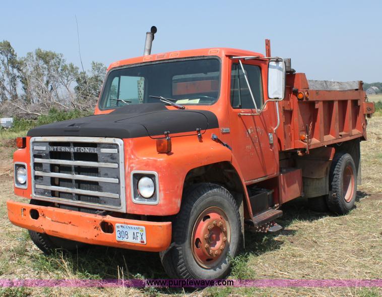 image for item D5213 1981 International 1754 dump truck