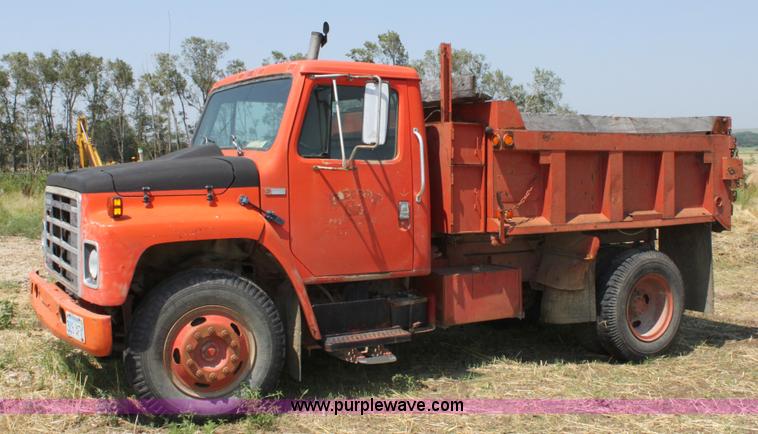 image for item D5213 1981 International 1754 dump truck