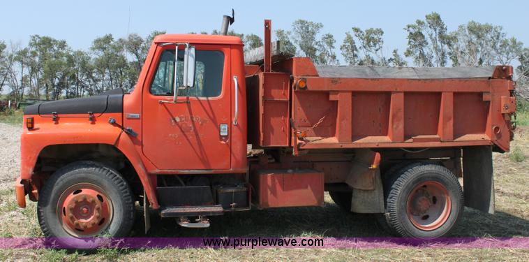 image for item D5213 1981 International 1754 dump truck