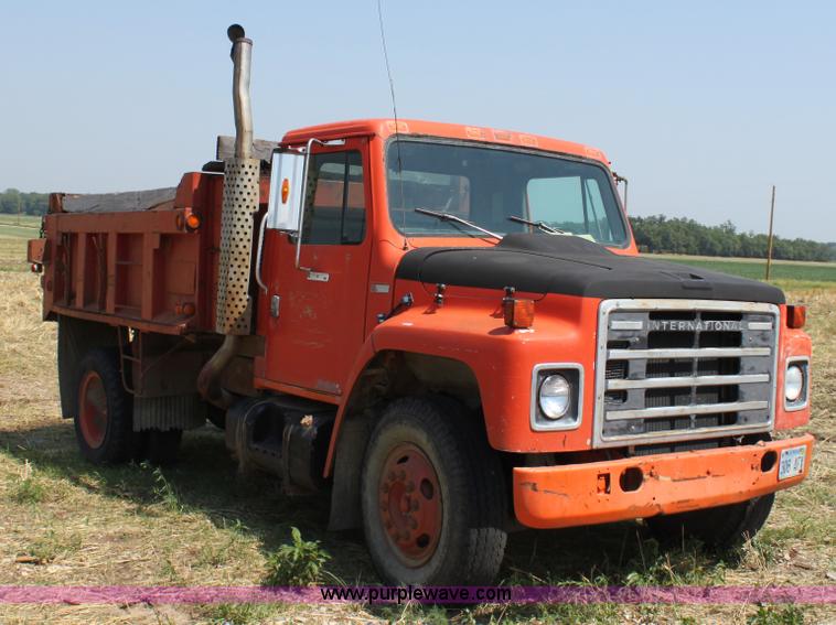 image for item D5213 1981 International 1754 dump truck