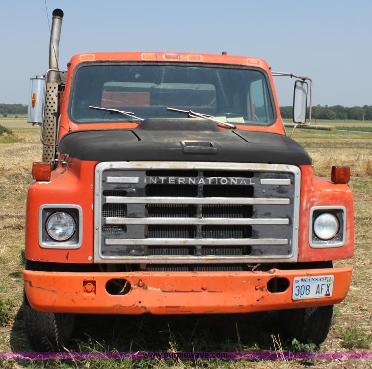 image for item D5213 1981 International 1754 dump truck