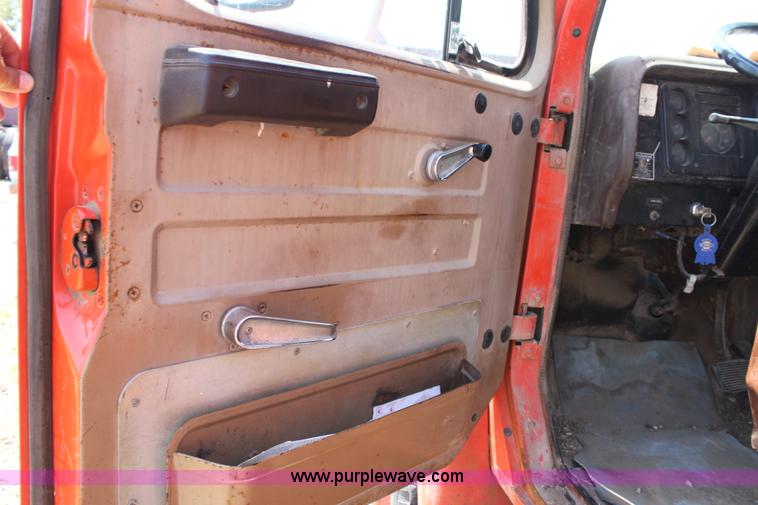 image for item D5213 1981 International 1754 dump truck