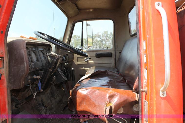 image for item D5213 1981 International 1754 dump truck