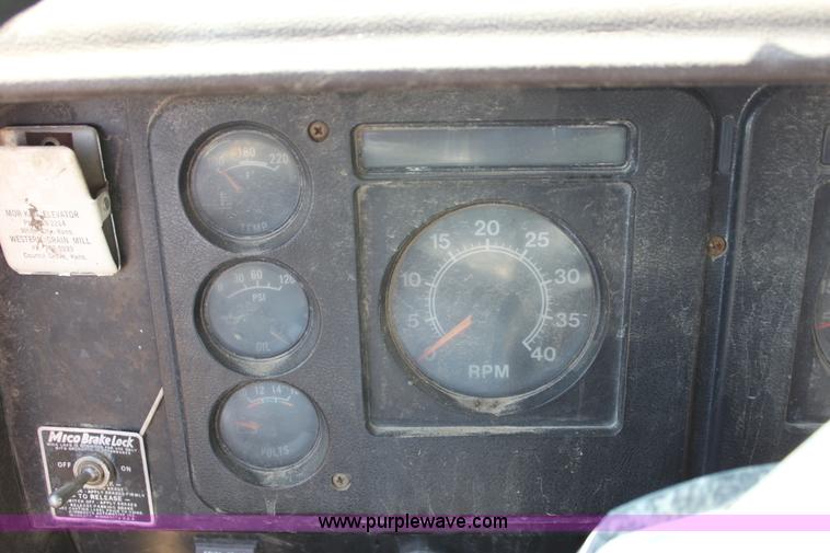 image for item D5213 1981 International 1754 dump truck