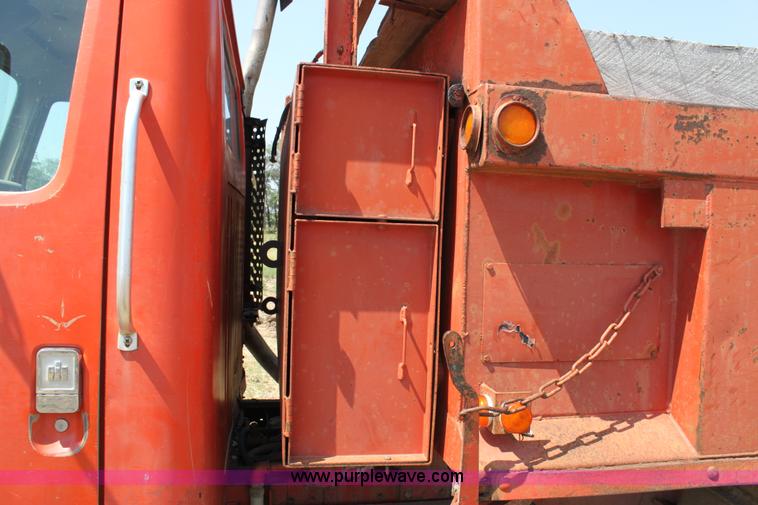 image for item D5213 1981 International 1754 dump truck