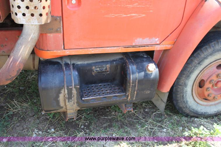 image for item D5213 1981 International 1754 dump truck