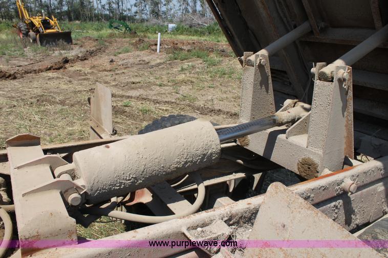 image for item D5213 1981 International 1754 dump truck