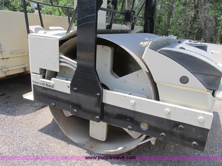 image for item K9277 2000 Ingersoll Rand DD130 articulating vibratory roller
