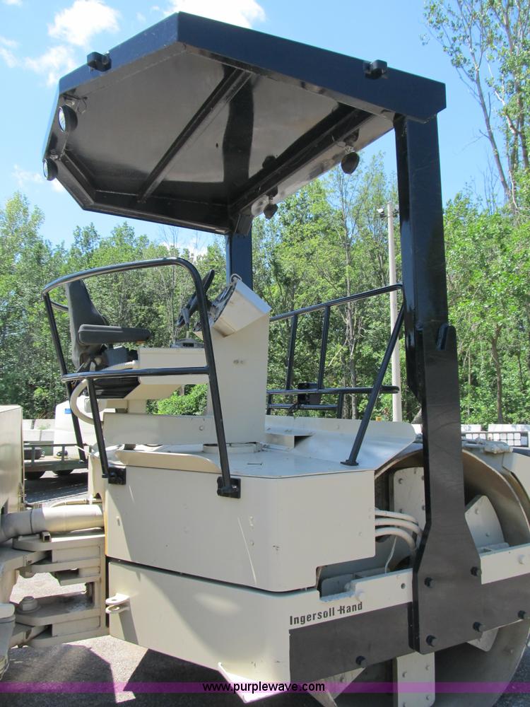 image for item K9277 2000 Ingersoll Rand DD130 articulating vibratory roller