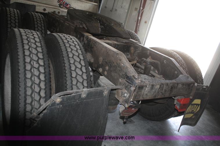 image for item B6821 1995 Peterbilt 379 semi truck