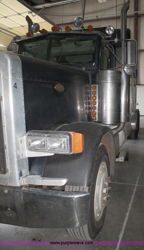 image for item B6821 1995 Peterbilt 379 semi truck